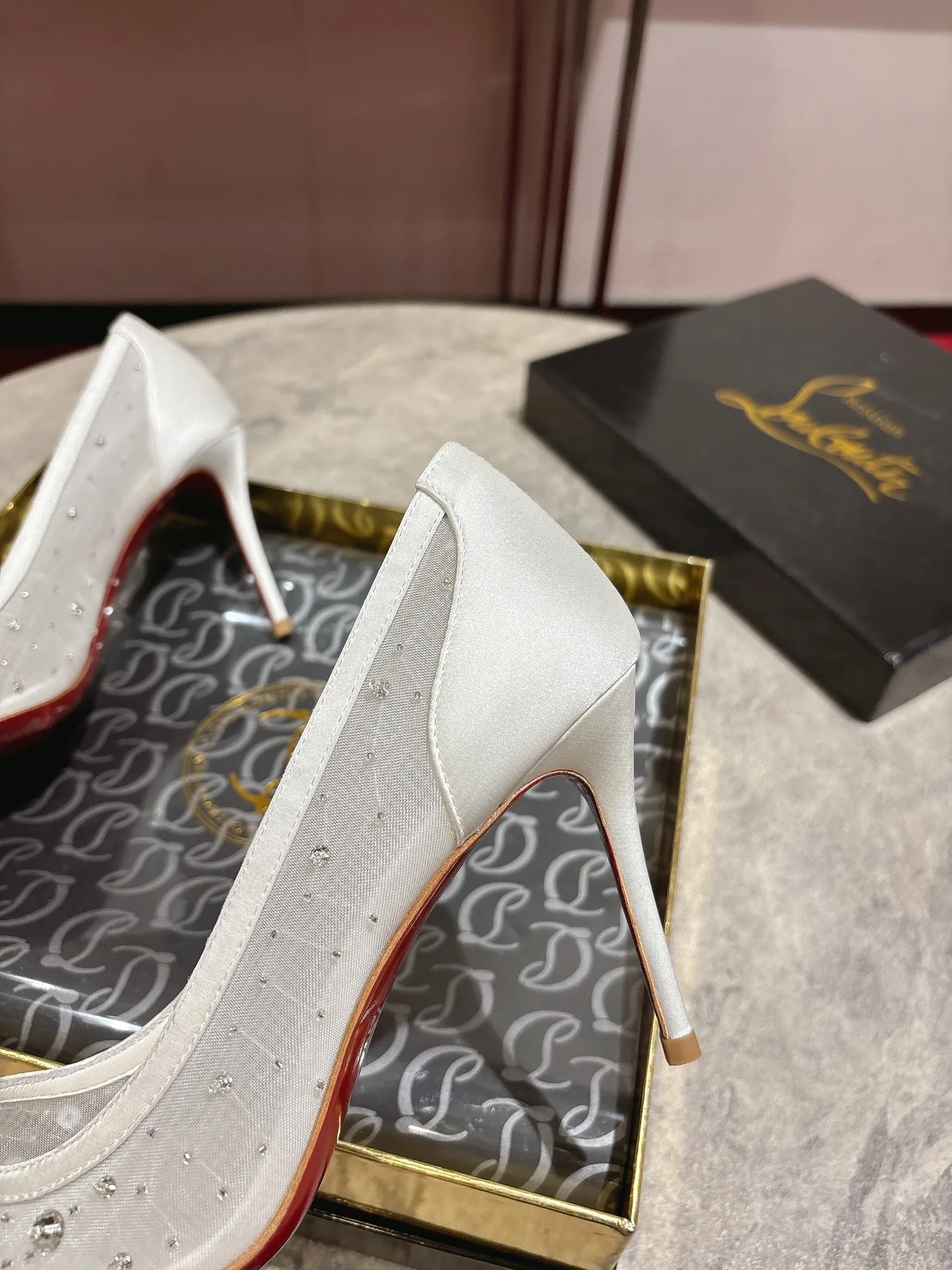 👟👟Ex-factory price 740👟👟 🆑❥∙ Mesh seam drill (single shoe)🦋✪ꫛꫀw.✔︎ This style features a slightly pointed toe made from white mesh with crystal beads and diamonds, a 65mm heel height, hand-placed crystals added to the front, and our signature Louboutin red sole with Christian Louboutin's signature and heart-shaped imprint logo on the insole. Size: 34 yards-42 yards (34.40.41.42. Customized, non-returnable and non-exchangeable‼️) Heel height: 6.5cm Color: White Apricot